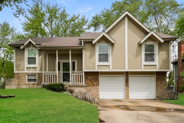 2114 E Stratford Rd Olathe, KS 66062